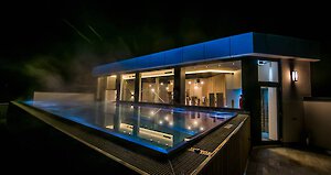 Nächtliches Badevergnügen im Außenpool